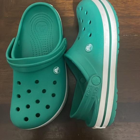 Gently worn crocs in a warm green - Picture 2 of 6
